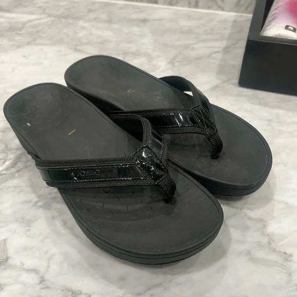 Vionic Wedge Flip Flop for High Arches - Picture 1 of 8